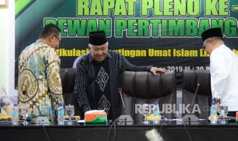 Ketua Dewan Pertimbangan Majelis Ulama Indonesia Din Syamsuddin memimpin acara rapat pleno di Kantor MUI, Jalan Proklamasi, Menteng, Jakarta, rabu (27/11).