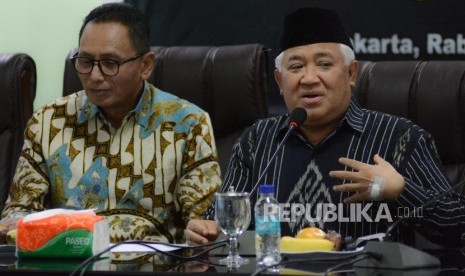 Ketua Dewan Pertimbangan Majelis Ulama Indonesia Din Syamsuddin (kanan) berama Wakil Ketua Umum Partai Amanat Nasional Totok Daryanto memimpin acara rapat pleno di Kantor MUI, Jalan Proklamasi, Menteng, Jakarta, rabu (27/11).