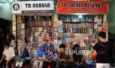 Pedagang mengikuti sosialisasi bersama penerbit, dan Polda DIY terkait peredaran buku bajakan di sentra buku Shoping, Yogyakarta, Rabu (27/11).