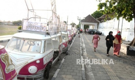 Sarana Pendukung Pariwisata. Beberapa kendaraan hias kayuh menunggu wisatawan di Alun-alun Kidul, Yogyakarta, Kamis (28/11).