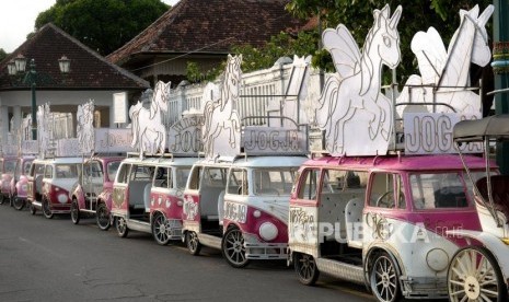 Sarana Pendukung Pariwisata. Beberapa kendaraan hias kayuh menunggu wisatawan di Alun-alun Kidul, Yogyakarta, Kamis (28/11).