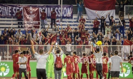 Pesepakbola Timnas Indonesia beserta ofisial menghampiri suporter usai melawan pesepakbola Timnas Singapura pada pertandingan Grup B Sea Games 2019 di Stadion Rizal Memorial, Manila, Filipina, Kamis (28/11).