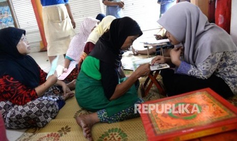 Buruh Gendong Mengaji. Buruh gendong mengikuti program mengaji di Sentong Endong-endong, Pasar Beringharjo, Yogyakarta, Jumat(29/11).