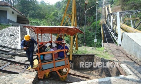 Lori peninggalan Belanda menuju turbin Pembangkit Listrik Tenaga Air (PLTA) Lamajan, Kecamatan Pangalengan, Kabupaten Bandung, Jumat (29/11).