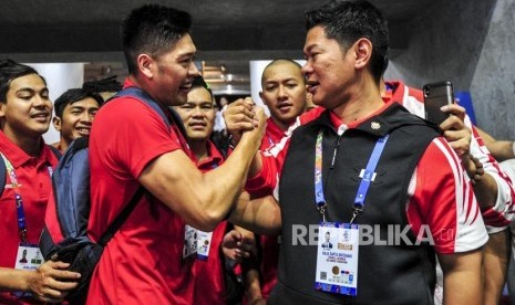 Ketua KOI Raja Sapta Oktohari bersalaman dengan pemain timnas polo air Indonesia saat melakukan selebrasi di New Clark City Aquatic Centre, Clark, Filipina, Jumat (29/11). Okto meminta tak ada euforia soal perolehan medali sementara Indonesia di SEA Games 2019.