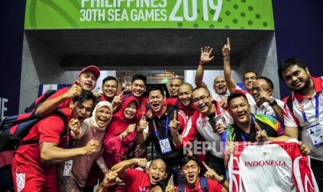 Ketua KOI Raja Sapta Oktohari bersama pemain dan ofisial timnas polo air Indonesia melakukan selebrasi di New Clark City Aquatic Centre, Clark, Filipina, Jumat (29/11).