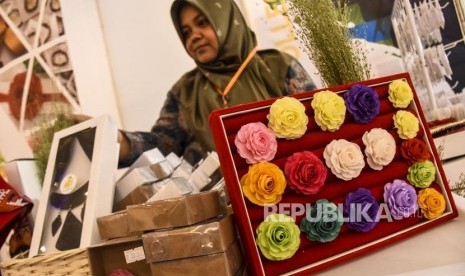 Pengunjung melihat produk kerajinan di salah satu stan pameran UMKM.