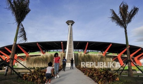 Sejumlah warga berada di dekat kaldron Sea Games 2019 di depan Stadion Atletik, New Clark City, Filipina, Jumat (29/11).