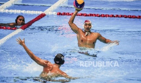 Pemain polo air Indonesia Rian Rinaldo dalam pertandingan SEA Games 2019 Filipina (ilustrasi). Polo air akan diperjuangkan agar bisa dipertandingan di SEA Games 2021 Vietnam.