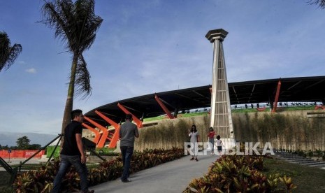 Sejumlah warga saat melihat kaldron Sea Games 2019 di depan Stadion Atletik, New Clark City, Filipina, Jumat (29/11).