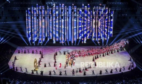 Kontingen Indonesia melakukan defile pada pembukaan Sea Games 2019 di Stadion Phillipine Arena, Bulacan, Filipina, Sabtu (30/11).