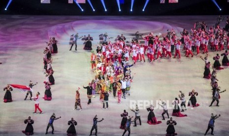 SEA Games Manila: Kontingen Indonesia melakukan defile pada pembukaan Sea Games 2019 di Stadion Phillipine Arena, Bulacan, Filipina, Sabtu (30/11).