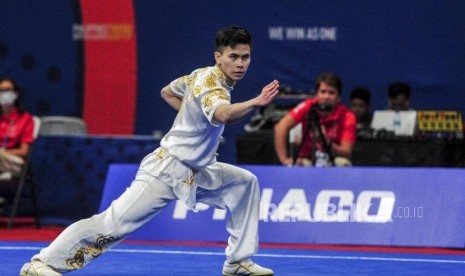 Atlet Wushu Indonesia Edgar Xavier Marvelo saat tampil pada nomor Taolu Changquan di World Trade Center, Manila, Filipina, Ahad (1/12).