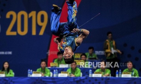 Atlet Wushu Indonesia Haris Horaitus saat tampil pada nomor Taolu Nandao di World Trade Center, Manila, Filipina, Ahad (1/12).