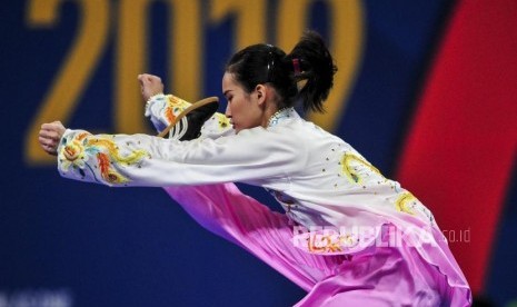 Atlet Wushu Indonesia Alexandra Calista Setiawan saat tampil pada nomor Taolu Taijiquan Sea Games 2019 di World Trade Center, Manila, Filipina, Ahad (1/12).