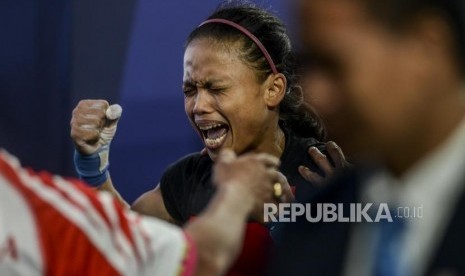 Lifter Putri Indonesia Lisa Setiawati menangis usai gagal melakukan pengangkatan beban 100 kilogram pada pertandingan cabang olahraga angkat besi kategori putri 45 kilogram di RSMC Ninoy Aquino Stadium, Manila, Filipina, Ahad (1/12).