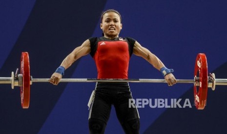 Lifter Putri Indonesia Lisa Setiawati saat melakukan pengangkatan pada pertandingan cabang olahraga angkat besi kategori putri 45 kilogram di RSMC Ninoy Aquino Stadium, Manila, Filipina, Ahad (1/12).