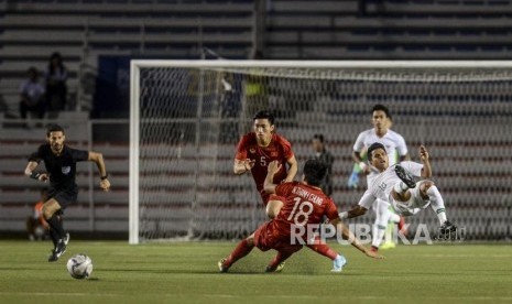 Pesepakbola Timnas Indonesia Irham Zakhrul Mila (kanan) terjatuh usai berbenturan dengan pesepakbola Timnas Vietnam Thanh Chung Nguyen (ketiga kiri) saat pertandingan babak kualifikasi Grup B Sea Games 2019 di Stadion Rizal Memorial, Manila, Filipina, Ahad (1/12).