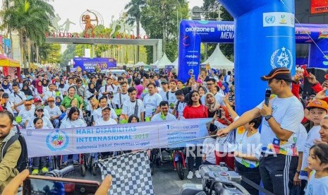 Menteri Sosial Juliari P. Batubara (kanan) bersiap melepas gerak jalan saat Hari Bebas Kendaraan Bermotor (CFD) di kawasan Sudirman, Minggu (1/12/2019).