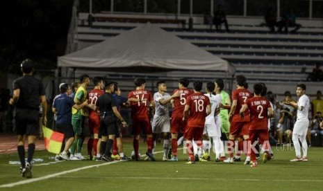 Sejumlah pesepakbola timnas Indonesia U-22 bersitegang dengan pesepak bola timnas Vietnam u-22 pada babak kualifikasi Grup B SEA Games 2019 di Stadion Rizal Memorial, Manila, Filipina, Ahad (1/12). Vietnam dan Indonesia akan kembali berhadapan di final sepak bola putra SEA Games 2019, Selasa (10/12).