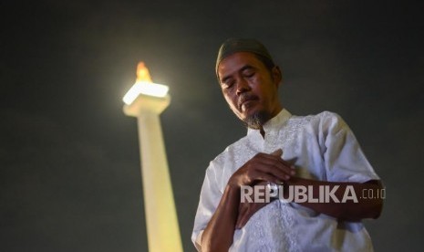 Warga melaksnakan sholat tahajud.