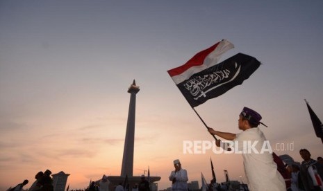 Massa yang tergabung dalam Alumni 212 memadati lapangan Monumen Nasional, Jakarta, Senin (2/12).