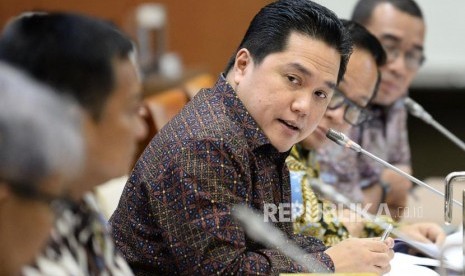 Menteri BUMN Erick Thohir ketika mengikuti rapat kerja dengan Komisi VI DPR di Kompleks Parlemen, Senayan, Jakarta, Senin (2/12). Erick menyatakan salah satu anak perusahaan BUMN, Garuda, bekerja tak sesuai dengan core bisnis perusahaan induknya.