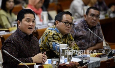 Menteri BUMN Erick Thohir ketika mengikuti rapat kerja dengan Komisi VI DPR di Kompleks Parlemen, Senayan, Jakarta, Senin (2/12).