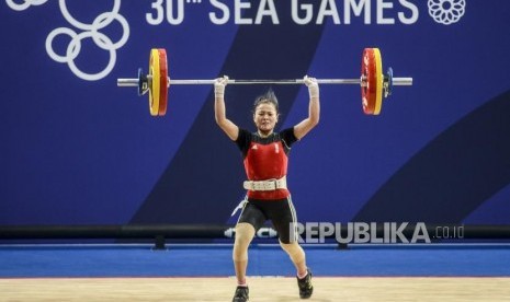 Lifter Putri Indonesia Windy Cantika Aisah saat melakukan pengangkatan pada pertandingan cabang olahraga angkat besi kategori putri 49 kilogram di RSMC Ninoy Aquino Stadium, Manila, Filipina, Senin (2/12).