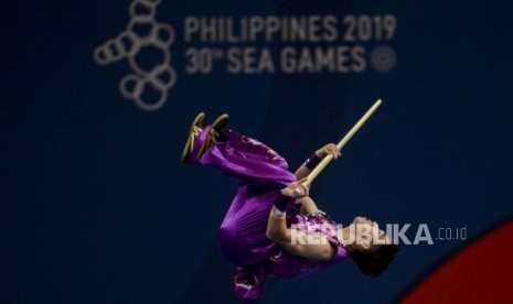 Atlet Wushu Indonesia Haris Horaitus saat tampil dalam final wushu taolu nandao/nanguncombine di World Trade Center, Manila, Filipina, Ahad (1/12).