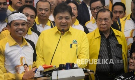 Ketua Umum Partai Golkar Airlangga Hartarto menyampaikan keterangan usai menyerahkan berkas pendaftaran calon ketua umum (caketum) Partai Golkar di DPP Partai Golkar, Jakarta, Senin (2/12).