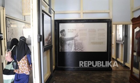  Budayawan Sayangkan Rumah Singgah Bung Karno di Padang Diruntuhkan.  Foto ilustrasi: Rumah Pengasingan Proklamator. Suasana rumah pengasingan Bung Karno, Ratu Samban, Bengkulu, Ahad (1/5).