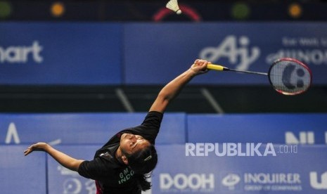 Pebulutangkis Indonesia Gregoria Mariska Tunjung mengembalikan kok saat pertandingan melawan pebulutangkis Thailand Ratchanok Intanon pada final bulu tangkis kelas kategori beregu putri di Muntinlupa Sports Complex, Manila, Filipina, Selasa (3/12).