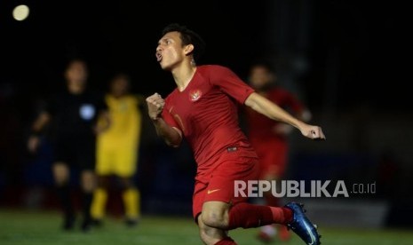 Pesepakbola Indonesia Egy Maulana Vikri melakukan selebrasi usai membobol gawang timnas Brunei Darussalam pada pertandingan Grup B Sea Games 2019 di Stadion Sepak Bola Binan, Laguna, Filipina, Selasa (3/12).