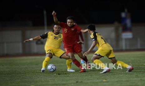 Pesepakbola Timnas Indonesia Saddil Ramdani (tengah) menggiring bola dibayangi pemain Timnas Brunei Darussalam Adi Bin Said (kiri) dan Muhammad Hanif Farhan pada pertandingan Grup B SEA Games 2019 di Stadion Sepak Bola Binan, Laguna, Filipina, Selasa (3/12).