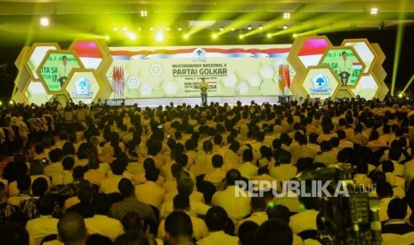 Ketua Umum Partai Golkar Airlangga Hartarto memberikan sambutan saat acara Musyawarah Nasional ke-10 Partai Golkar, di Jakarta, Selasa (3/12).