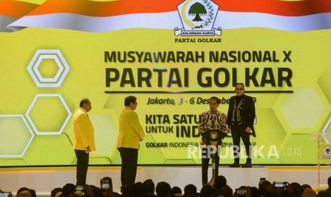 Presiden Republik Indonesia Joko Widodo (kedua kanan), bersama Ketua Umum Partai Golkar Airlangga Hartarto (kedua kiri) dan Ketua Penyelenggara Munas Golkar Melchias Marcus Mekeng (kiri) membuka acara Musyawarah Nasional ke-10 Partai Golkar, di Jakarta, Selasa (3/12).