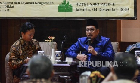 Wakil Menteri Agama Zainud Tauhid menyampaikan materi saat acara Seminar Hasil Penelitian Indeks Kepuasan Pelayanan Haji Indonesia Tahun 2019 di Jakarta, Rabu (4/12).