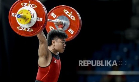 Lifter Putra Indonesia Rahmat Erwin Abdullah mengangkat barbel pada pertandingan cabang olahraga angkat besi kategori putra 73 kilogram di RSMC Ninoy Aquino Stadium, Manila, Filipina, Rabu (4/12).