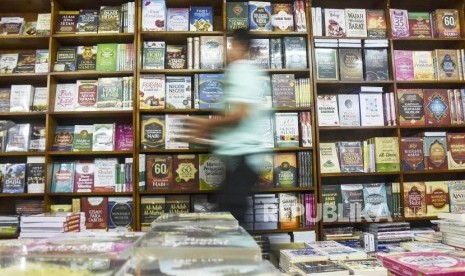 Arena Bermain di IBF 2020 Bisa Tampung 400 Anak. Pengunjung melintas di depan rak buku saat pameran Islamic Book Fair 2019.