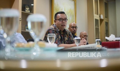 Presiden Direktur Repower Asia Indonesia Aulia Firdaus (kiri) berkunjung ke kantor Republika, Jalan Warung Buncit, Jakarta, Rabu (4/12).