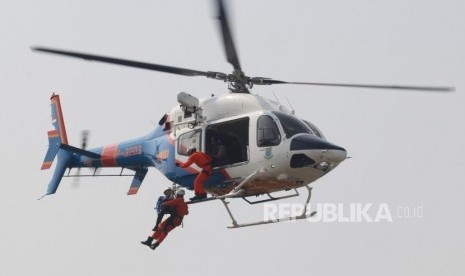 Personel Polairud menunjukkan kebolehan mengevakuasi korban bencana alam pada puncak perayaan HUT Ke- 69 Polairud, di Mako Polisi Udara Pondok Cabe, Tangerang Selatan, Banten, Rabu (4/12/2019).