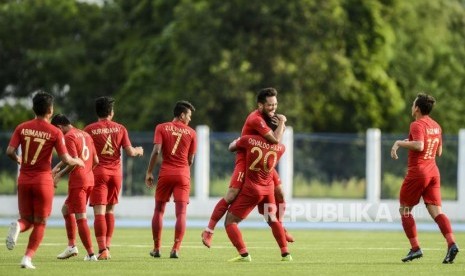 Sejumlah pemain Timnas Indonesia berselebrasi usai Saddil Ramdani (ketiga kanan) membobol gawang pemain Timnas Laos pada pertandingan Grup B Sea Games 2019 di City Of Imus Grandstanf, Filipina, Kamis (5/12).