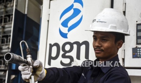 Petugas memeriksa selang penyalur gas di area SPBG MRU PGN, Jalan Banten, Kota Bandung, Kamis (5/12).