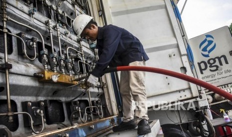 Legislator minta penurunan harga gas harus terukur. Foto petugas memeriksa selang penyalur gas, (ilustrasi).