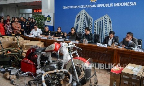 Menteri Badan Usaha Milik Negara (BUMN) Erick Thohir (ketiga kanan), Direkorat Jendral Bea Cukai Heru Pambudi ((ketiga kiri) bersma Menteri Keuangan Sri Mulyani(keempat kiri) saat konferensi pers di Gedung Kementerian Keuangan, Jakarta, Kamis (5/12).