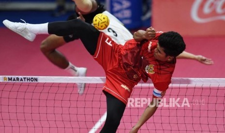 Pesepak takraw Indonesia Muhammad Hardiansyah Muliang (depan) memblok smes dari pesepak takraw Myanmar Aung Naing Oo dalam pertandingan babak Final Sepak Takraw Ganda Beregu Putra SEA Games ke-30 di Subic Gymnasium, Filipina, Kamis (5/12/2019).