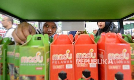 Pengunjung melihat produk yang dipamerkan saat gelaran Halal Expo Indonesia di Ice BSD, Tangerang, Banten (ilustrasi). Kementerian Koordinator (Kemenko) Bidang Perekonomian menekankan pentingnya memajukan ekosistem produk halal di Indonesia.