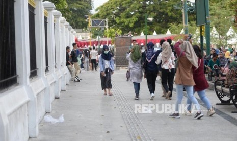 Spot Wisata Titik Nol Jogja. Wisatawan domestik menghabiskan sore di kawasan Titik Nol Jogja, Yogyakarta, Sabtu (7/12).