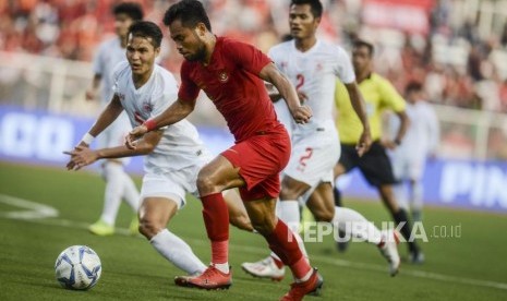 Pemain timnas Indonesia U-22 Saddil Ramdani menguasai bola dengan dibayangi pemain timnas Myanmar pada pertandingan semifinal sepak bola SEA Games 2019 di Rizal Memorial Stadium, Manila, Filipina, Sabtu (7/12).